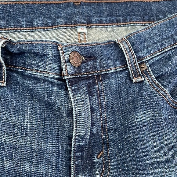 Levi’s High Waisted Shorts - Picture 3 of 8